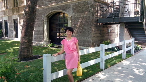2014年拍摄于美国肯恩大学办公楼前