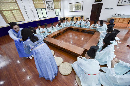 6月21日，留学生在学习古礼 李谌涵 摄