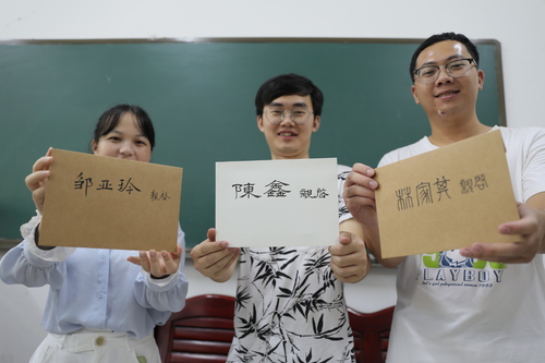 6月10日，湖南科技学院理学院，3名毕业生从老师手中拿到了自己的信。
