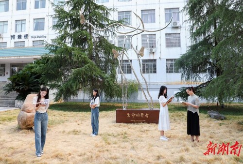 湖南科技学院校友彭胜利为学校捐赠“生命的舞者”雕塑